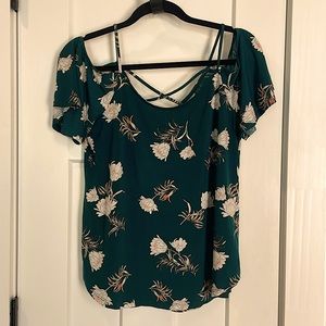 Kaileigh - Size M - Green with white flower print short sleeve top